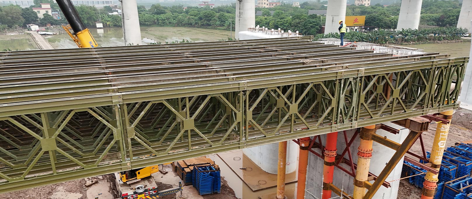 Droichead Seach-Mhór Stáisiún Hezhou ar Iarnróid Ardluais Zhuhai-Zhaoqing